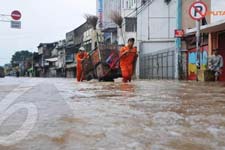 Petugas kebersihan pun harus tetap bekerja meskipun banjir masih menggenangi jalanan di kawasan Jatinegara, Jakarta Timur (Liputan6.com/Herman Zakharia) - See more at: http://news.liputan6.com/read/2062121/ahok-jakarta-masih-banjir-tahun-ini#sthash.F8ZFiZ